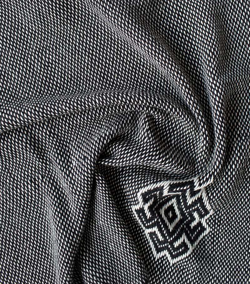 Araña Blanket in Charcoal