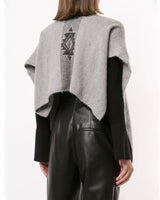 Model wearing a gray Manta Estrella with a geometric design on the back