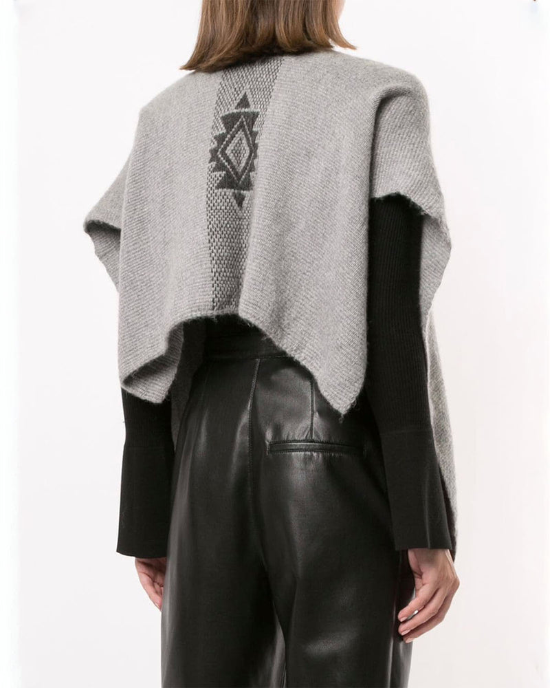 Model wearing a gray Manta Estrella with a geometric design on the back