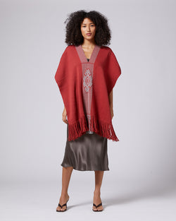 Model wearing a brick-colored Manta Araña with Fringe, showcasing the Estrella symbol.